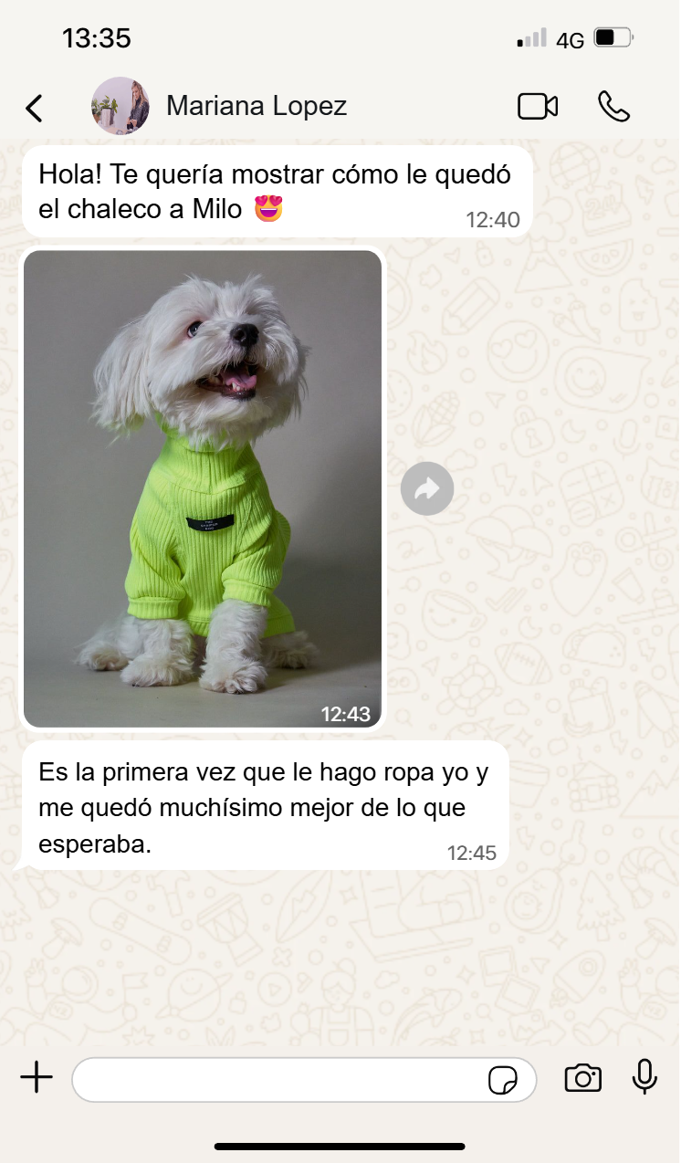 Captura real de una clienta con la prenda de su perro